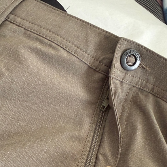 Volcom Men's Charcoal Flat Front Shorts (NWT) - Picture 13 of 14